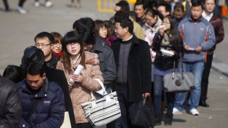 Китайската безработица падна до невиждани от години нива