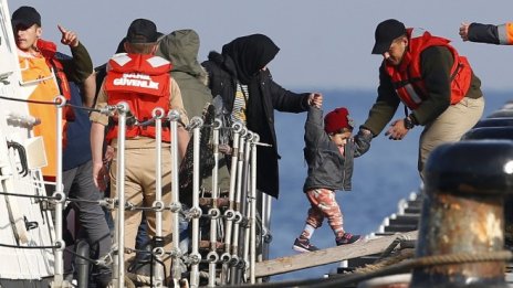 Антиимигрантската позиция на Италия носи риск мисията на ЕС в Средиземно море