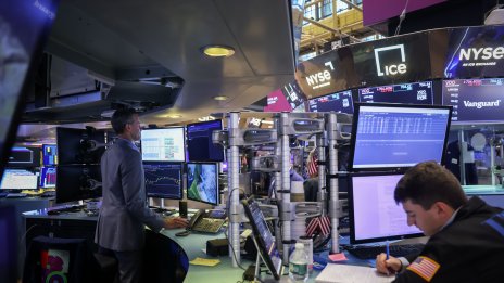 Индексите на Wall Street се сриват, след като и американският петрол достигна 100 долара*