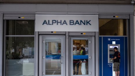 UniCredit увеличава дела си в Alpha Bank в подновена вълна от покупки