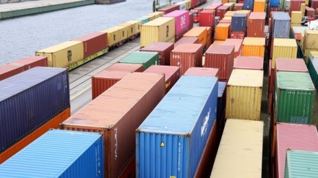 Растежът на световната търговия вероятно ще се забави през 2022 г.