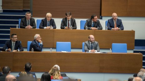 Кабинетът „Желязков” оцеля след първия вот на недоверие