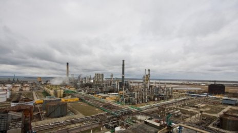 Експлозия в най-голямата румънска рафинерия на брега на Черно море*