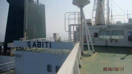 Изтичането на петрол от иранския танкер в Червено море е овладяно