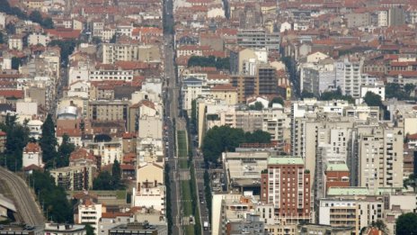 Живот в "клетка за кокошки"