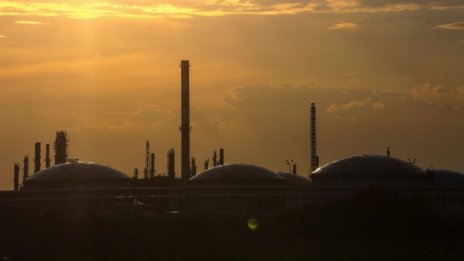 Новият щам на вируса свали розовите очила на инвеститорите в петрол през 2021 г.