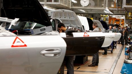 Бизнес активността в еврозоната достига почти шестгодишен връх