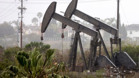 Петролните пазари са стабилни, докато инвеститорите обмислят банковата криза и Русия