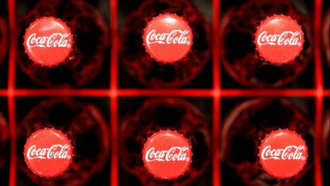 Спад на продажбите извън САЩ натежа на резултатите на Coca-Cola
