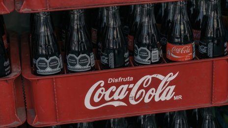 Ръстът на покупките на напитки извън дома подкрепят резултатите на Coca-Cola