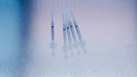 Защо някои държави няма да поставят ваксината на AstraZeneca на възрастни?