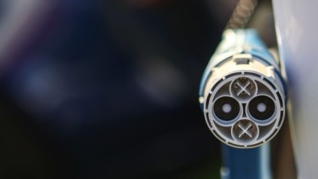 Недостигът на бързи зарядни станции в ЕС спъва електрификацията при автомобилите