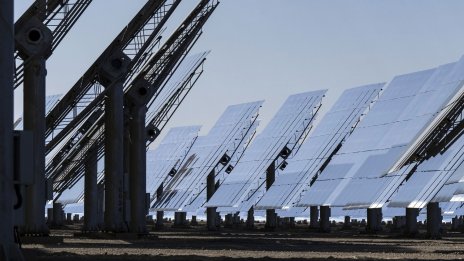 Половината от соларните мощности в света са в Китай, но пазарът няма нищо общо с този бум