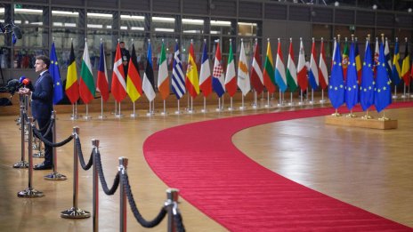 Европейските лидери обсъждат в Париж въпроси по отбраната и сигурността