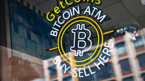 Биткойнът се задържа на зелена вълна малко под прага от 24 хил. долара