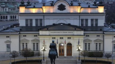 Транспортната комисия в НС одобри след скандал облекчения за таксиметровите шофьори