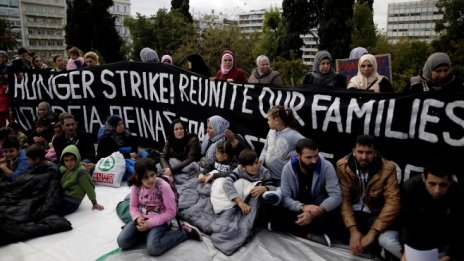 Бежанци в Гърция протестират срещу бавното им събиране с роднините им в Германия