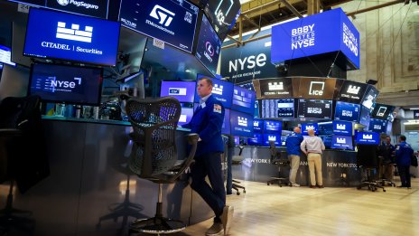 Силните отчети на Apple и Amazon окриляват индексите на Wall Street*