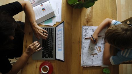 Над 70% от компаниите в България предлагат хибриден модел на работа