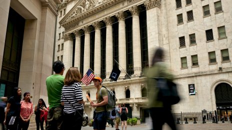 Dow скочи с 400 пункта, S&P 500 посрещна новото тримесечие без промяна