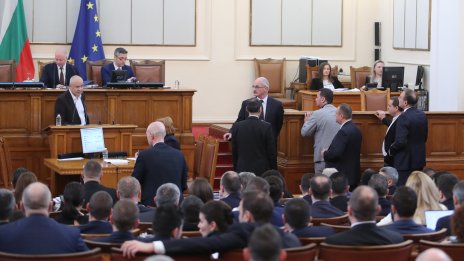 Парламентът одобри окончателно предоставяне на военна помощ за Украйна