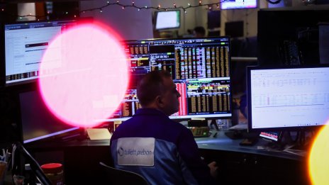 Технологичните акции дърпат надолу водещите индекси на Wall Street в началото на сесията*