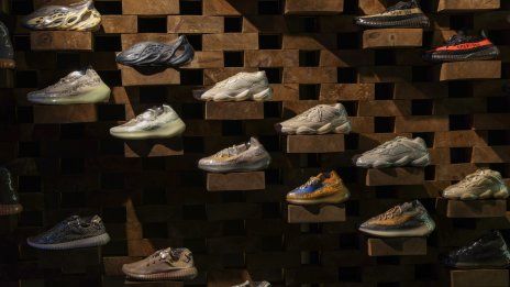 Adidas повишава прогнозата за печалбата на фона на силните продажби на маратонки