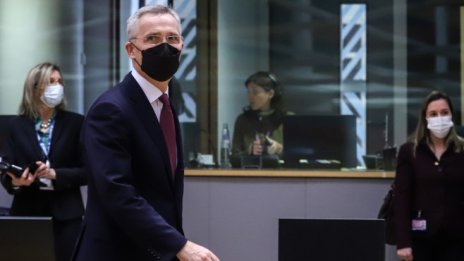 Столтенберг: Украйна има право на самозащита, а НАТО ще продължи да ѝ помага