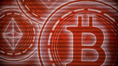 Биткойнът за кратко мина прага от 41 хил. долара