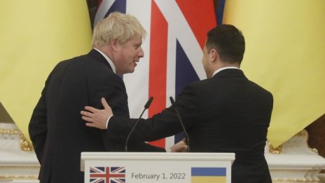 Джонсън между партитата и войната