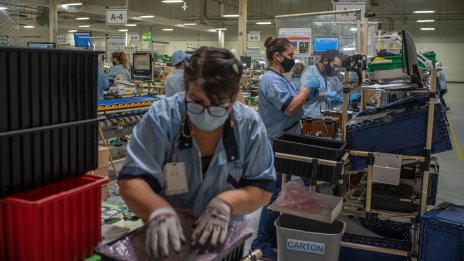 Фабричната активност в САЩ се подобрява, но остава в зоната на свиване през февруари