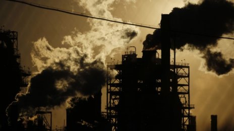 Петролът се задържа над 73 долара в очакване на развръзка от ОПЕК*