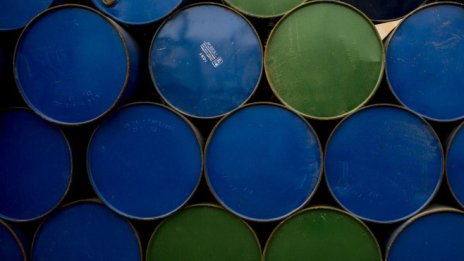 Петролът е напът да приключи седмицата с цена под 100 долара за барел