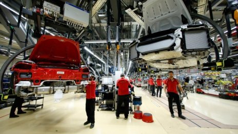 Автопроизводителите наемат повече хора, отколкото роботи - засега