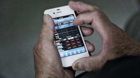 Китайските индекси се сринаха с по над 8% в началото на сесиите