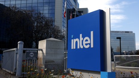 Прогнозата на Intel надмина очакванията, докато AI бумът продължава да стимулира търсенето на чипове