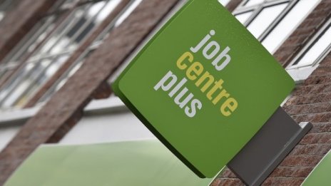 Безработицата във Великобритания остава рекордно ниска