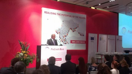 Аврамопулос: ЕК е отпуснала 509 млн. евро на Гърция за справяне с бежанците