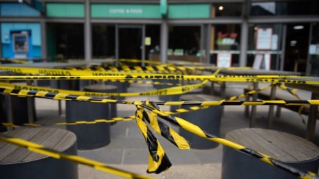 Австралия ограничава наполовина броя на завръщащите се в страната