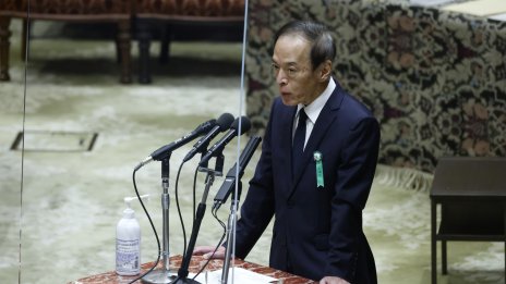 Уеда подкрепя продължаването на стимулите засега 