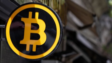 Цената на биткойна флиртува с най-ниското си равнище от юли 2021 г.