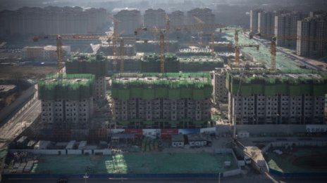 Инвеститорите в китайски строителни компании се сблъскват с трудна дилема