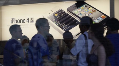 Apple съкращава поръчките си към конкурента Samsung  