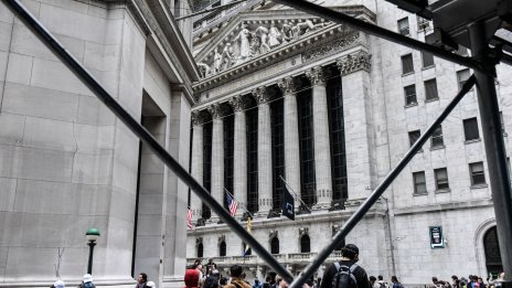 Паузата на лихвените повишения и подемът на пазарите