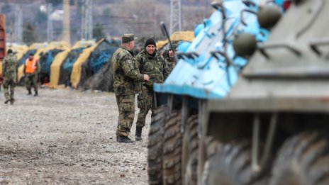 Продължава товаренето на българските БТР-и към Украйна