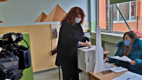 Илияна Йотова: Гласувам за оставането на младите хора в България