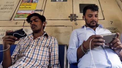 Google изпреварва Facebook в свързването на индийците с интернет