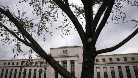 Банкери от Фед препоръчват лихвите да се задържат на по-високи нива