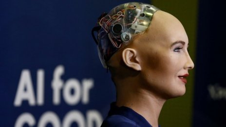 Посещението на робота София в България се отлага