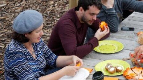 Графика на деня: Къде хората прекарват най-много време в ядене и пиене?